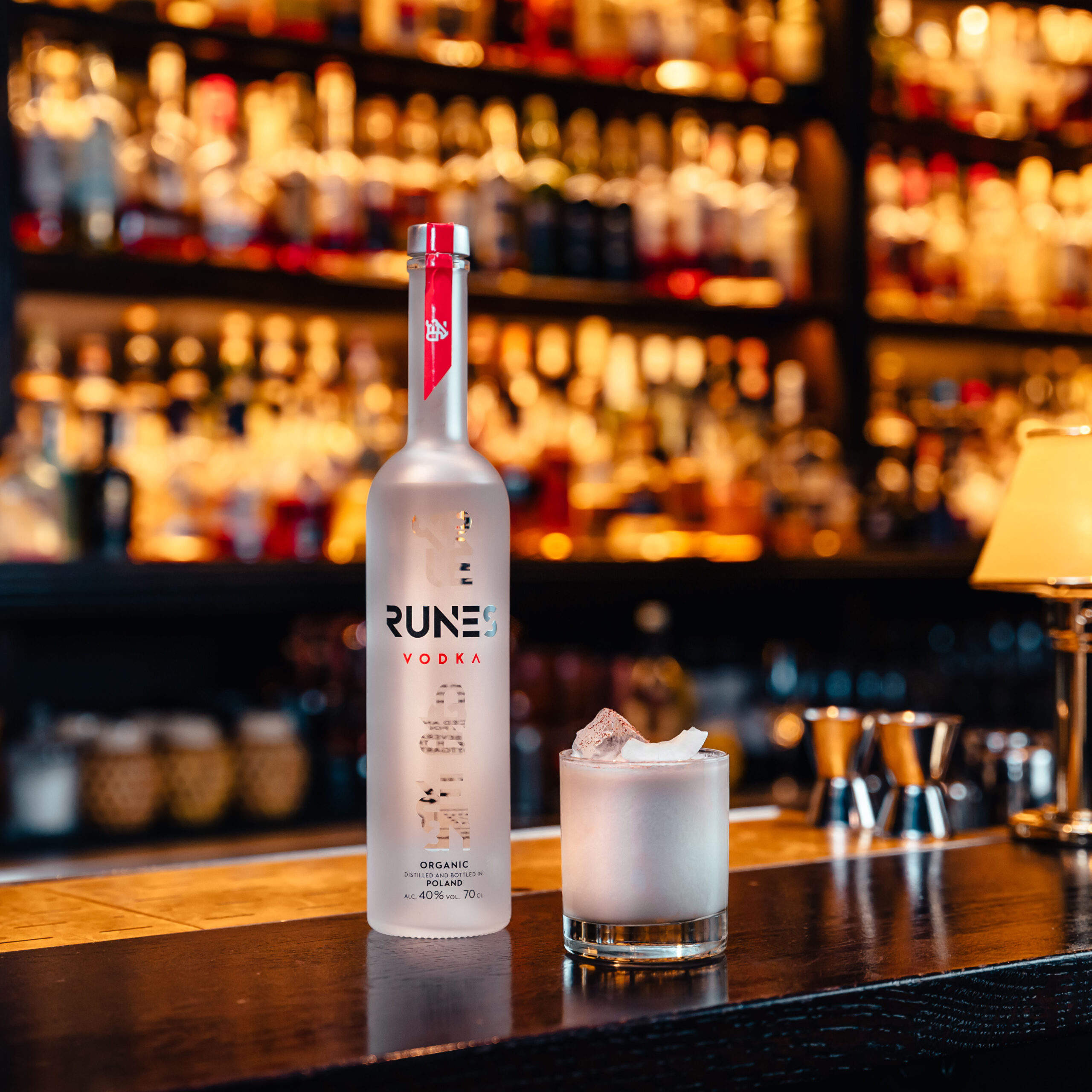 Eine süße, vollmundige Komposition mit RUNES Vodka in Form eines Cocktails. Nur qualitativ hochwertige Zutaten machen den veganen RUNES Signature Drink Coco Blanc zu einem einmaligen Geschmackserlebnis.